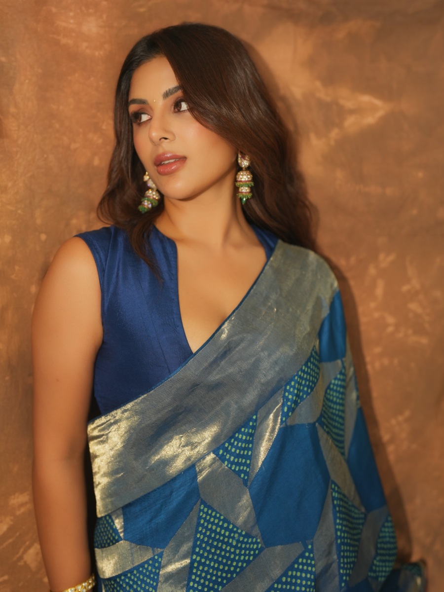 samyuktha-menon-in-Rich-royal-blue-silk-blend-saree-with-Deep-clean-cut-plunged-V-neckline-designed-blouse-photos