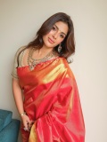 samyuktha-menon-in-rich-crimson-red-silk-saree-with-contrasting-off-white-elbow-length-blouse-and-layered-necklace-encrusted-with-green-gemstones-004
