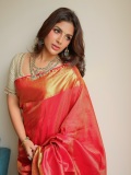 samyuktha-menon-in-rich-crimson-red-silk-saree-with-contrasting-off-white-elbow-length-blouse-and-layered-necklace-encrusted-with-green-gemstones-006