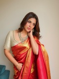 samyuktha-menon-in-rich-crimson-red-silk-saree-with-contrasting-off-white-elbow-length-blouse-and-layered-necklace-encrusted-with-green-gemstones-007