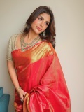 samyuktha-menon-in-rich-crimson-red-silk-saree-with-contrasting-off-white-elbow-length-blouse-and-layered-necklace-encrusted-with-green-gemstones-010