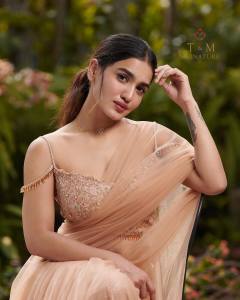 Saniya-Iyappan-new-photos-in-peach-colour-saree-with-elegant-blouse-by-t-and-m-signature-002