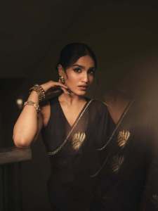 kalyani-song-actress-saniya-iyappan-in-black-saree-photos-001