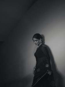 kalyani-song-actress-saniya-iyappan-in-black-saree-photos-002