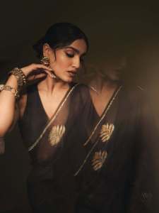 kalyani-song-actress-saniya-iyappan-in-black-saree-photos-003