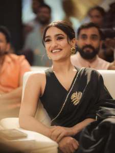 kalyani-song-actress-saniya-iyappan-in-black-saree-photos-004