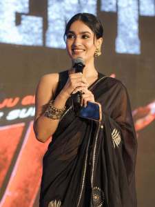 kalyani-song-actress-saniya-iyappan-in-black-saree-photos-005