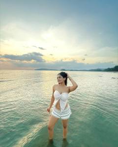 saniya-iyappan-in-beach-dress-vacation-ideas-photos-001