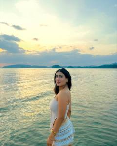 saniya-iyappan-in-beach-dress-vacation-ideas-photos-002