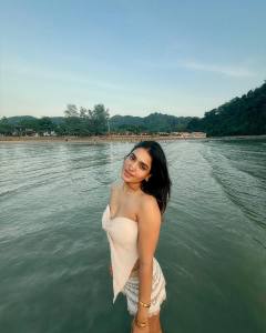 saniya-iyappan-in-beach-dress-vacation-ideas-photos-003