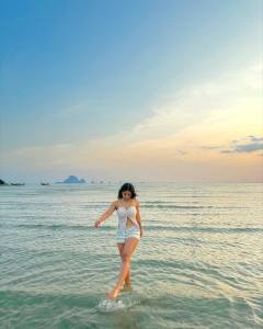 saniya-iyappan-in-beach-dress-vacation-ideas-photos-004