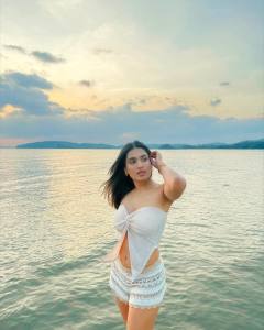 saniya-iyappan-in-beach-dress-vacation-ideas-photos