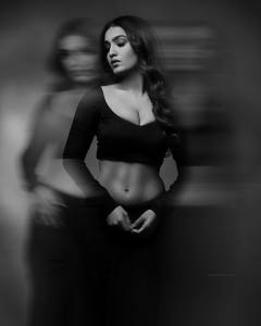 saniya-iyappan-in-black-outfit-photos-002