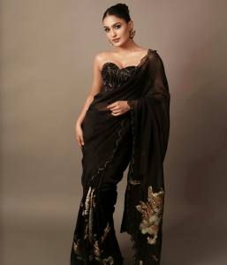 saniya-iyappan-in-black-saree-with-party-look-photos-002