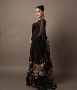 saniya-iyappan-in-black-saree-with-party-look-photos-003