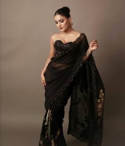 saniya-iyappan-in-black-saree-with-party-look-photos-004