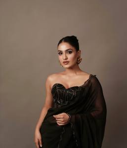 saniya-iyappan-in-black-saree-with-party-look-photos-005