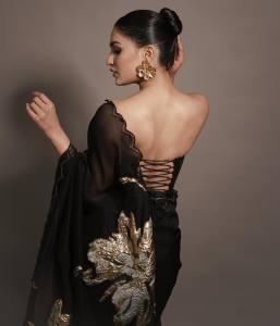 saniya-iyappan-in-black-saree-with-party-look-photos-006