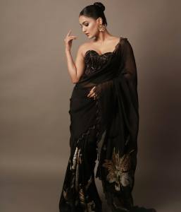 saniya-iyappan-in-black-saree-with-party-look-photos-007