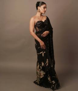 saniya-iyappan-in-black-saree-with-party-look-photos-009