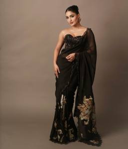 saniya-iyappan-in-black-saree-with-party-look-photos