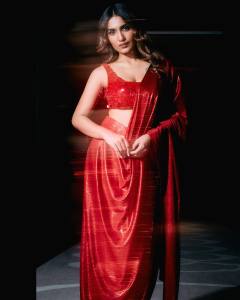 saniya-iyappan-in-blood-red-dress-fashion-latest-photos-001