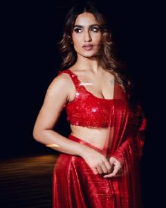 saniya-iyappan-in-blood-red-dress-fashion-latest-photos-002