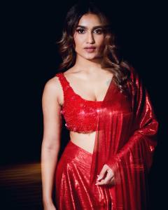 saniya-iyappan-in-blood-red-dress-fashion-latest-photos-004