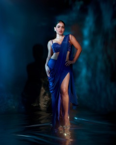 saniya-iyappan-in-blue-outfit-stylish-photo-001