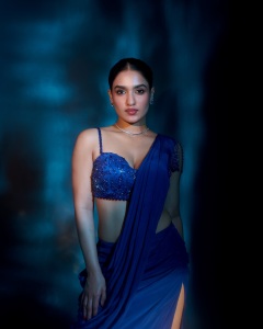 saniya-iyappan-in-blue-outfit-stylish-photo-005