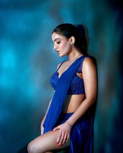 saniya-iyappan-in-blue-outfit-stylish-photo-008