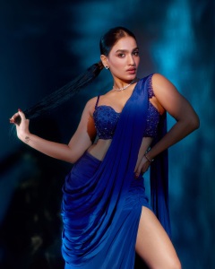 saniya-iyappan-in-blue-outfit-stylish-photo-009
