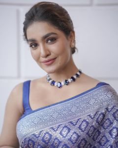 saniya-iyappan-in-blue-saree-latest-images-003