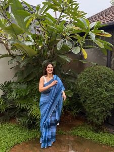 saniya-iyappan-in-blue-saree-with-white-blouse-photos-001