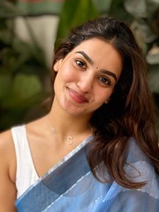 saniya-iyappan-in-blue-saree-with-white-blouse-photos-002