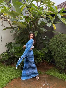 saniya-iyappan-in-blue-saree-with-white-blouse-photos-007