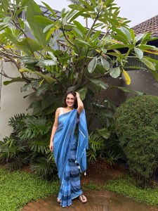 saniya-iyappan-in-blue-saree-with-white-blouse-photos-009