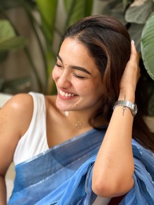 saniya-iyappan-in-blue-saree-with-white-blouse-photos