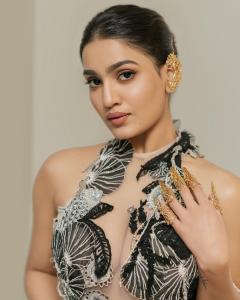 saniya-iyappan-in-gown-pictures