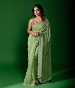 saniya-iyappan-in-green-chiffon-saree-with-sleeveless-blouse-design-photos