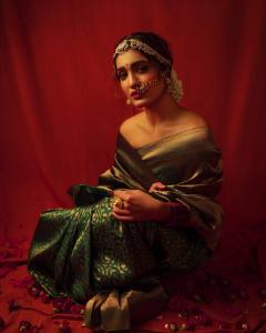 saniya-iyappan-in-green-saree-with-blouseless-look-002