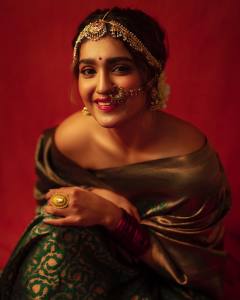 saniya-iyappan-in-green-saree-with-blouseless-look-005