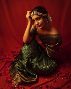 saniya-iyappan-in-green-saree-with-blouseless-look-008
