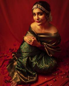 saniya-iyappan-in-green-saree-with-blouseless-look