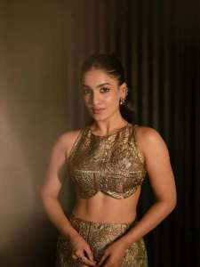 saniya-iyappan-in-high-waisted-floor-length-skirt-with-sleeveless-halter-style-crop-top-in-shimmering-metallic-gold-brocade-fabric-005