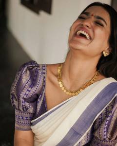saniya-iyappan-in-kerala-saree-images-005