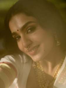 saniya-iyappan-in-onam-outfit-and-ornaments-trensing-ideas-photos-and-pics-001