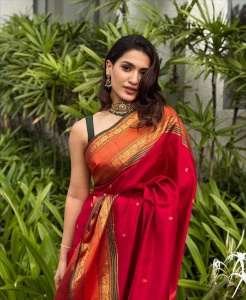 saniya-iyappan-in-red-and-orange-border-saree-photos-001