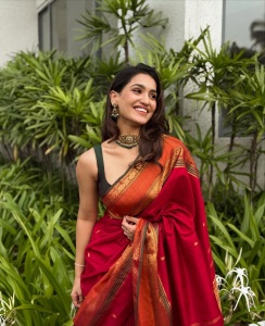 saniya-iyappan-in-red-and-orange-border-saree-photos