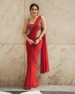 saniya-iyappan-in-red-chiffon-saree-photos-003